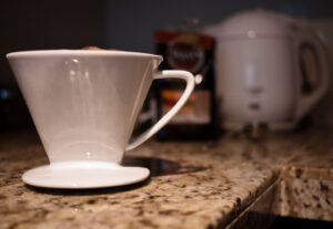 Kaffe bryggs genom pour over-filter